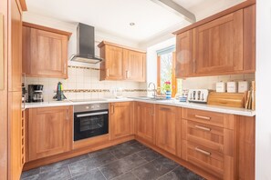 ثلاجة، ميكروويف، فرن، غسالة أطباق