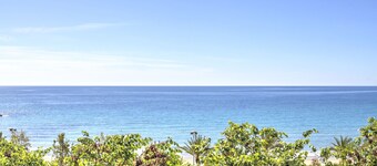 Beachfront Apartment in the City "The Window"