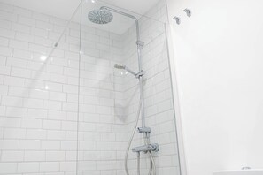 Shower, hair dryer, bidet, towels - Beachfront Apartment in the City "The Window" (Alicante)