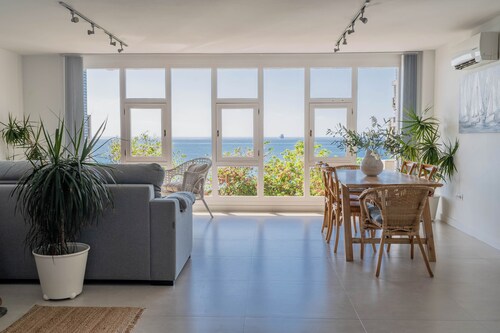 Beachfront Apartment in the City "The Window"