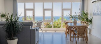 Beachfront Apartment in the City "The Window"