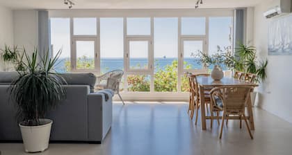 Beachfront Apartment in the City "The Window"