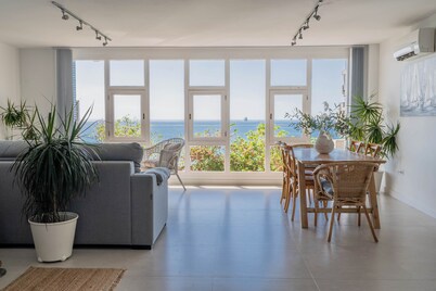 Beachfront Apartment in the City "The Window"