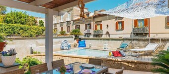 Villa Mira: An elegant and welcoming three-story villa located in the center of Sant'Agnello, with Free WI-FI.