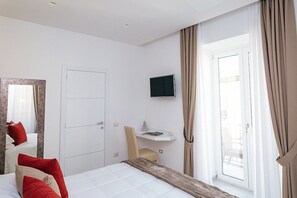 4 bedrooms, iron/ironing board, free WiFi, bed sheets - Villa Mira: An elegant and welcoming three-story villa located in the center of Sant'Agnello, with Free WI-FI. (Sant'Agnello)