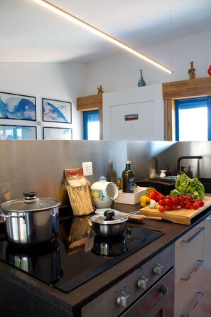 Kühlschrank, Mikrowelle, Ofen, Herdplatte