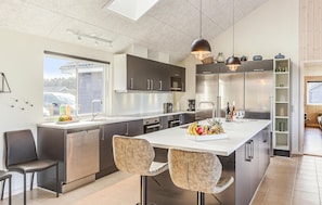 Kylskåp, spishäll, diskmaskin och kaffe- och tebryggare