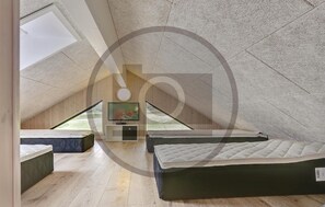 9 bedrooms, travel cot, free WiFi