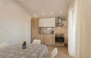 Kühlschrank, Mikrowelle, Herdplatte, Geschirrspüler