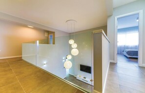 5 chambres, coffres-forts dans les chambres, lit parapluie