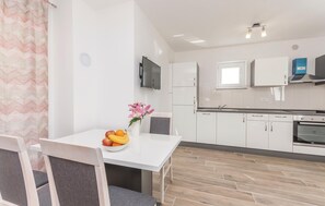 Réfrigérateur, plaque de cuisson, lave-vaisselle, cafetière/bouilloire