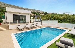 A heated pool - Awesome home in Srinjine (Srinjine)