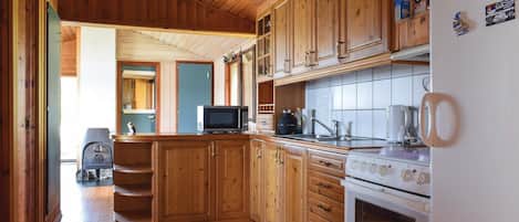 Kühlschrank, Herdplatte, Wasserkocher mit Kaffee-/Teezubehör