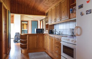 ثلاجة، موقد طهي مسطح، غسالة أطباق، ماكينة لصنع القهوة/الشاي