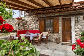 Outdoor dining - Luxury Traditional Stone House in Vrasna (Vrasna)
