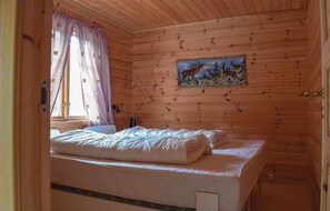 2 bedrooms, travel cot, bed sheets