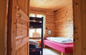 2 bedrooms, travel crib, bed sheets