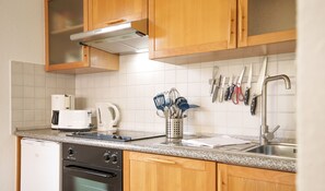 Kühlschrank, Ofen, Herdplatte, Wasserkocher mit Kaffee-/Teezubehör