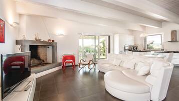 Smart-TV, Kamin, Tischfußball, Tischtennisplatte