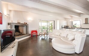 Smart TV, chimenea, futbolito y tenis de mesa 