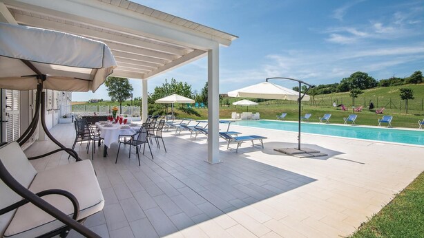 Outdoor pool, sun loungers - Lovely home in Montecastrilli (Montecastrilli)