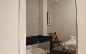 3 bedrooms, travel cot, Internet