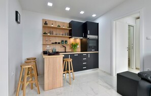 Réfrigérateur, plaque de cuisson, lave-vaisselle, cafetière/bouilloire