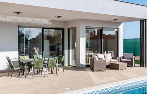 Outdoor dining - Amazing home in Peroj (Peroj)