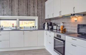 Réfrigérateur, four à micro-ondes, surface de cuisson, lave-vaisselle