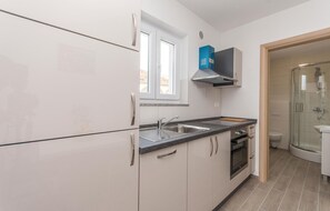 Kylskåp, spishäll, diskmaskin och kaffe- och tebryggare