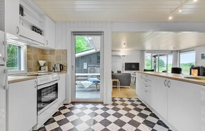 Jääkaappi, liesi, astianpesukone, kahvin-/teenkeitin