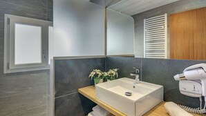 Shower, hair dryer, soap, toilet paper - Beautiful, bright 3 rooms flat for 5/7 people (Le Grand-Bornand)