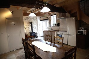 Een koelkast, een kookplaat, een koffiezetapparaat/waterkoker