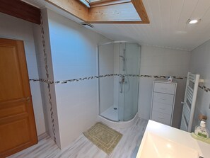 Combined shower/tub, towels, toilet paper - Splendid villa in peace with swimming pool on big ground sported (Gujan-Mestras)