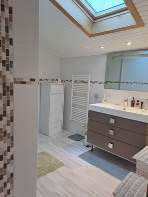 Ensemble douche/baignoire, serviettes fournies, papier toilette