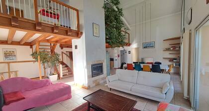 Magnifique villa au calme avec piscine sur grand terrain arboré