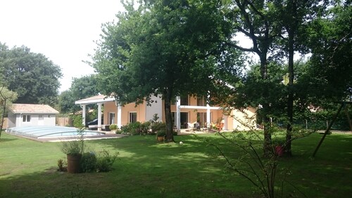 Magnifique villa au calme avec piscine sur grand terrain arboré