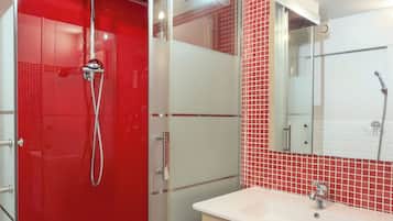 Asciugacapelli, asciugamani, sapone, shampoo