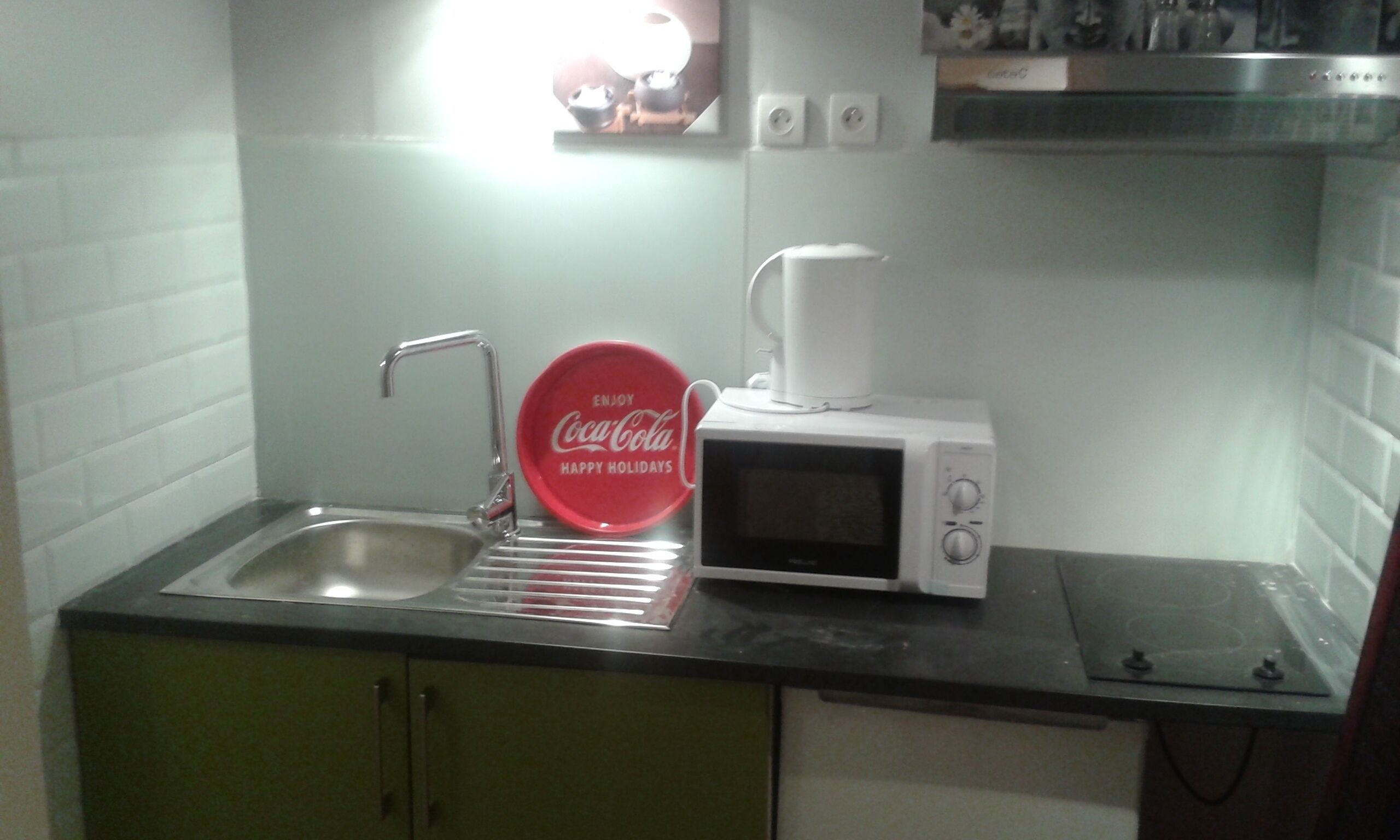 Jääkaappi, mikroaaltouuni, uuni, liesi