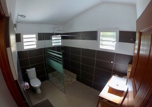 Douche, sèche-cheveux, serviettes fournies
