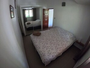 1 chambre, fer et planche à repasser, Wi-Fi gratuit, draps fournis