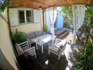 Outdoor dining - Le Veloutier: Between sea, mountain and volcano (l'Étang-Salé les Bains)