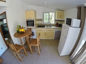 Réfrigérateur, micro-ondes, four, plaque de cuisson