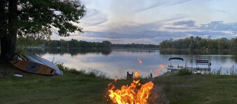 YEAR-ROUND Private, Cozy Lakeside Cabin. Beautiful Views, 2 Boats, Kayak & Canoe