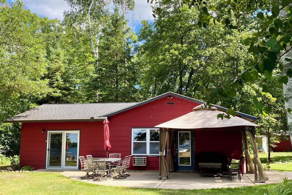 YEAR-ROUND Private, Cozy Cabin - Beautiful Views & 2 Boats, Kayak and Canoe
