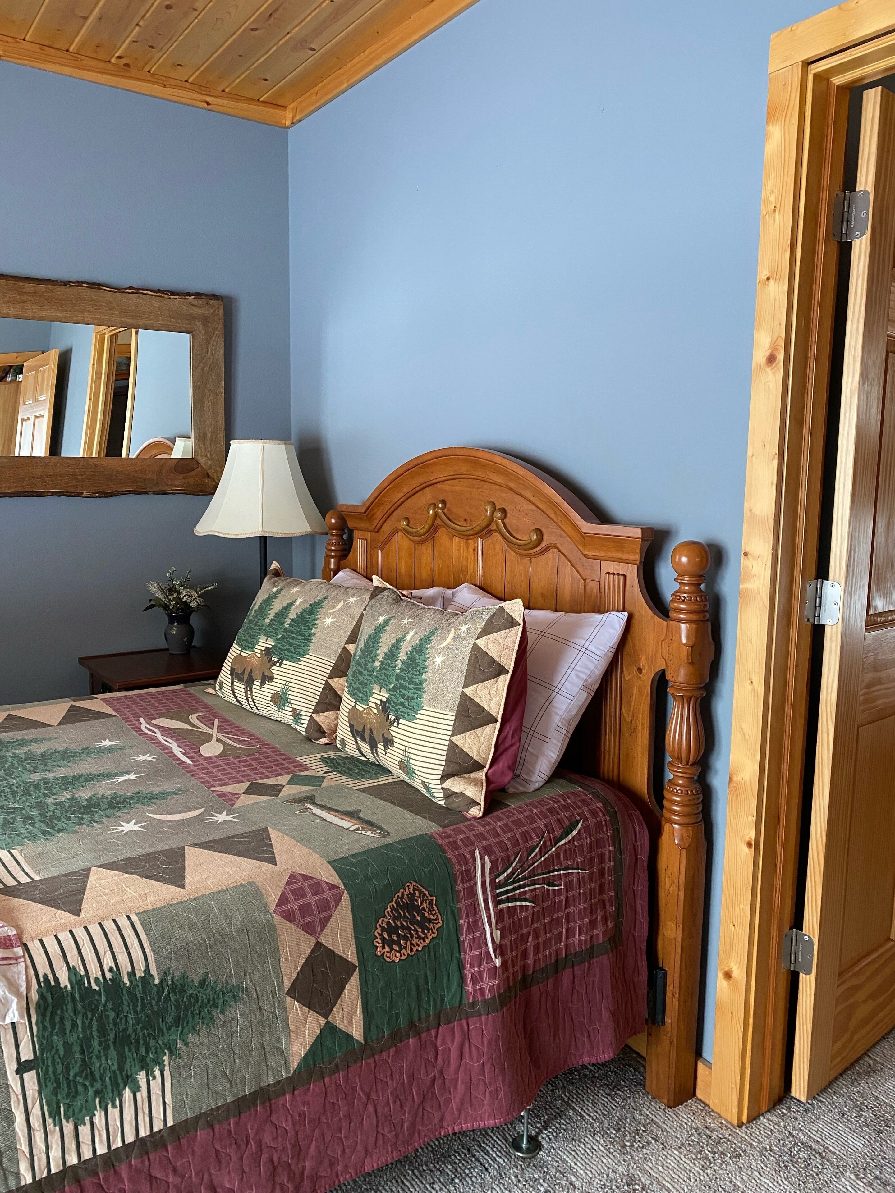 YEAR-ROUND Private, Cozy Cabin - Beautiful Views & 2 Boats, Kayak and Canoe