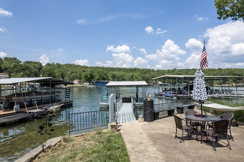 Peaceful Waters - Lakefront House w/Martini deck