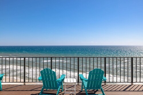 *NEWLY RENOVATED* Beachfront Edgewater Penthouse 3bd/3ba FREE beach chairs