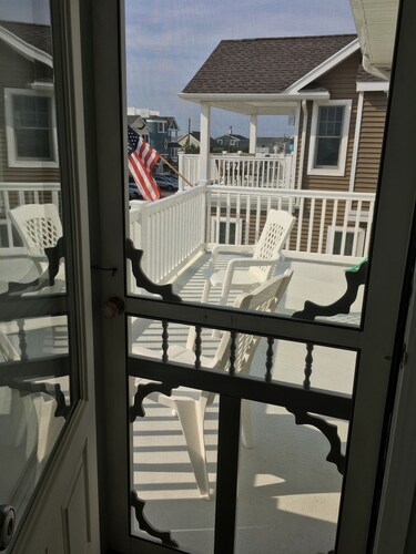 Fantastic Home! Five Star Rating! Steps to Beach (see video). Centrally Located.