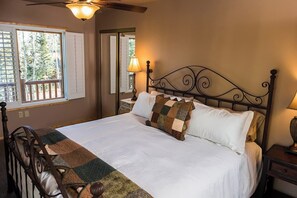 15 chambres, bureau, fer et planche à repasser, lit parapluie